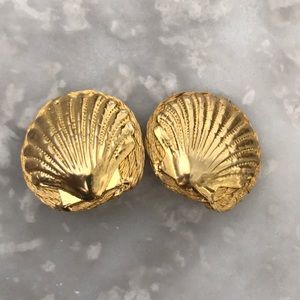 Vintage Shell Clip On Earrings